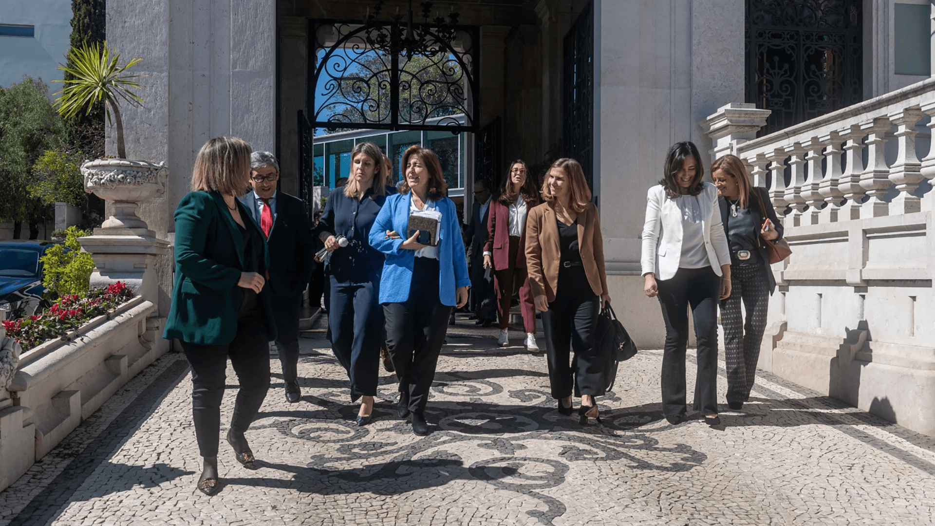 Senhora Ministra e comitiva a caminhar