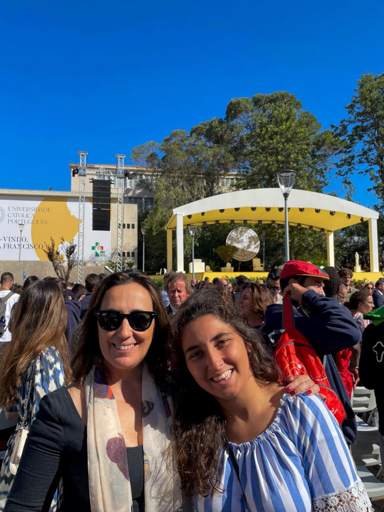 Vanda Nunes e Cátia Correia na receção ao Papa na Universidade Católica Portuguesa