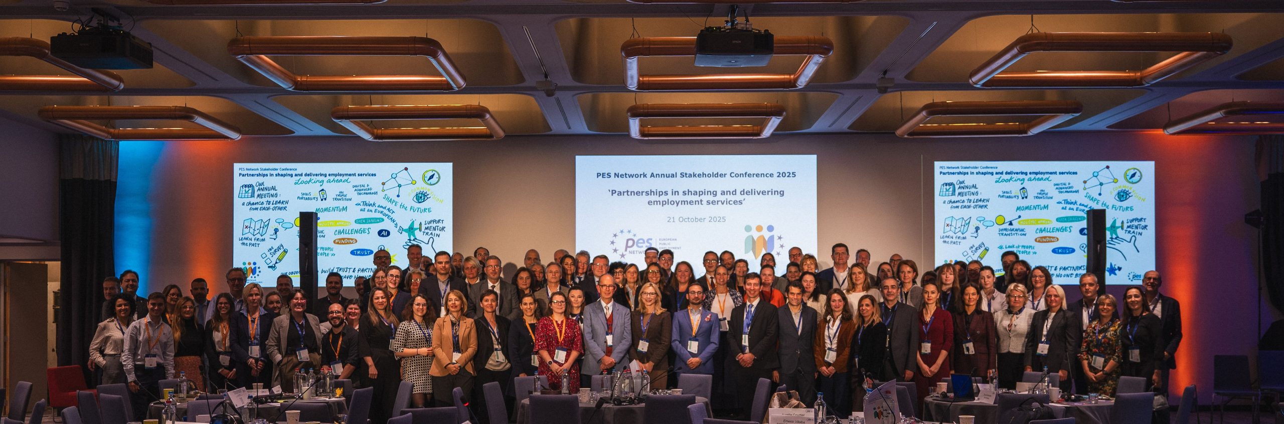 Fotografia de grupo tirada na conferência europeia “Partnerships in shaping and delivering employment services” com todos os participantes